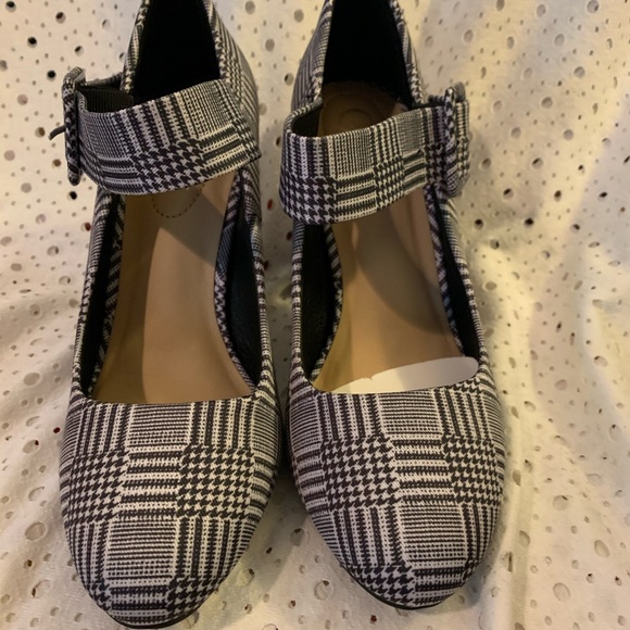 Comfort Est. 1946 Mary Jane Pumps - Picture 10 of 16